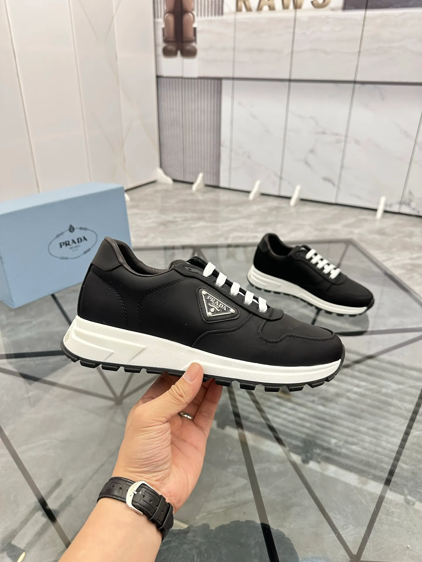 Men's shoes: 💰P440¥ Product trademark: Prada *"Prada*" low-top casual shoes Regular size: 38-44 (can be customized to 45.46) Product materials: Upper imported from the counter original fabric, sheepskin lining, original outsole. Number: 835
